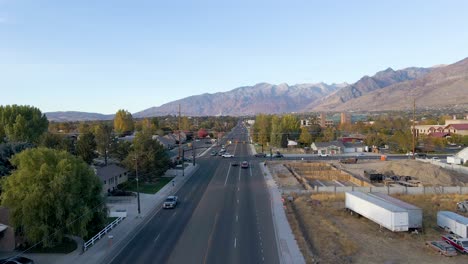 Condado-De-Utah---Coches-Circulando-Por-La-Calle-Pública-En-La-Zona-Residencial-De-Pleasant-Grove,-Utah