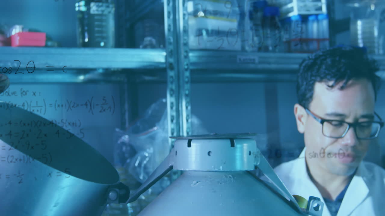ecuaciones matemáticas que se mueven contra el científico que trabaja en el laboratorio
