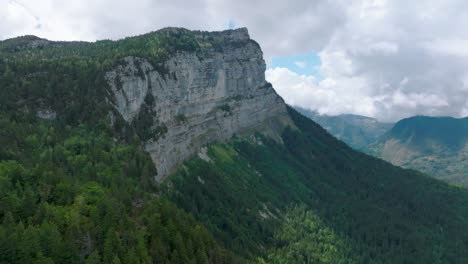 Circular-shot-of-mount-in-green-valley-of-pine,-French-Alps