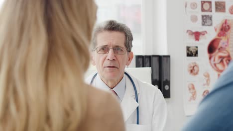 retrato de un médico maduro hablando con sus pacientes