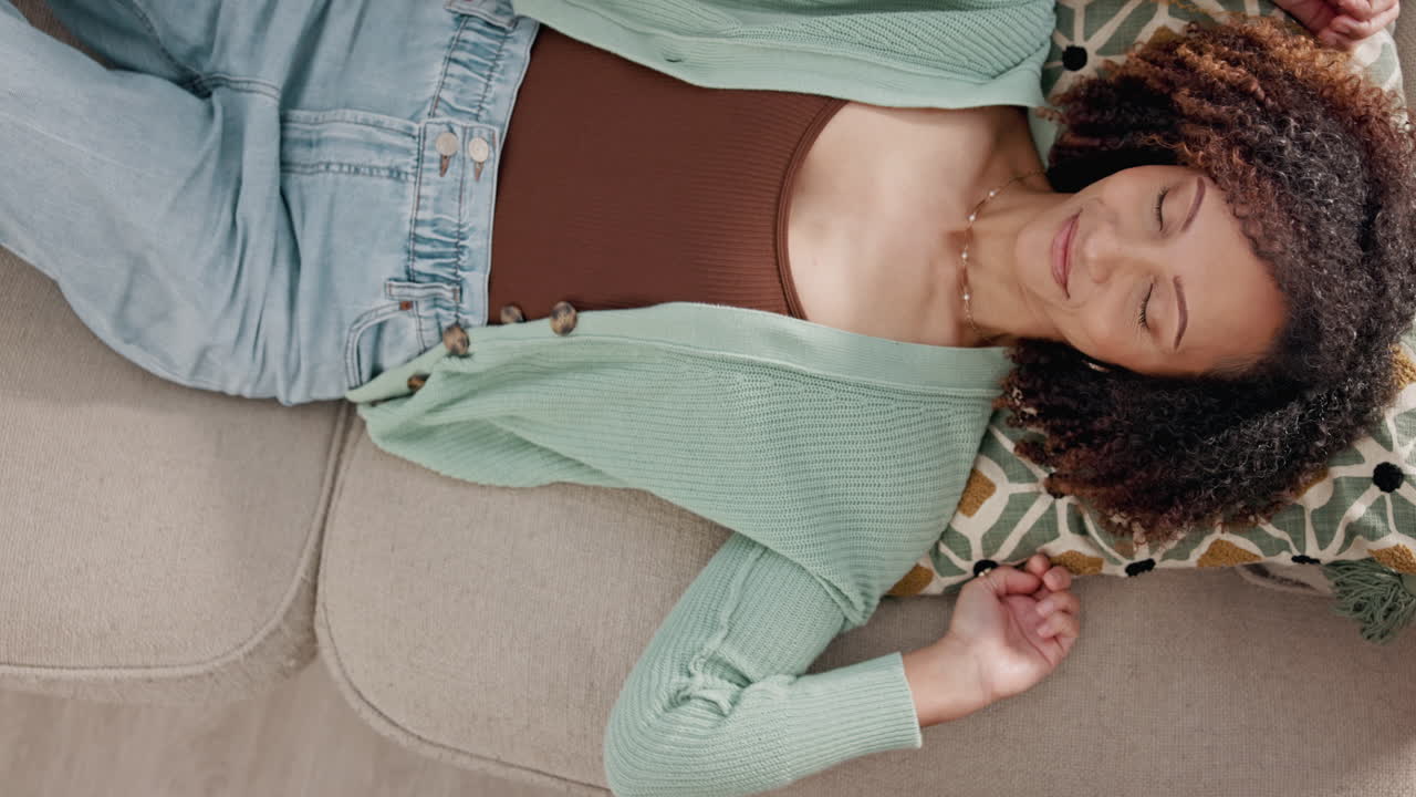 소파에서 휴식을 취하는 여자