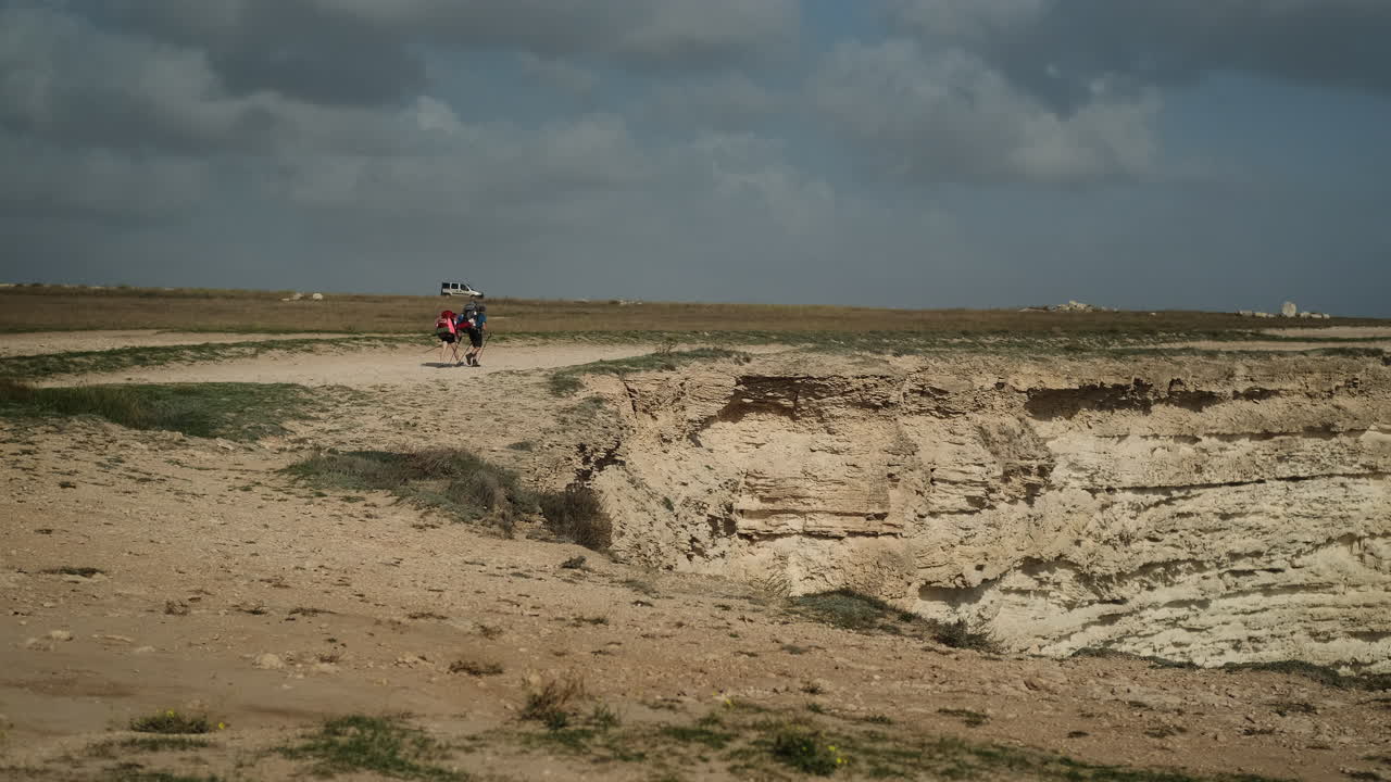 excursionistas en un sendero a lo largo de un acantilado
