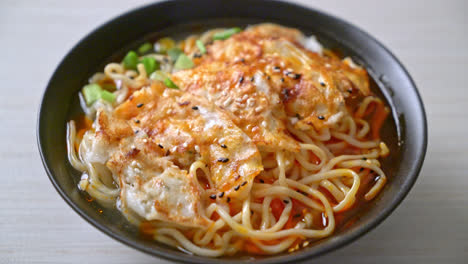 fideos ramen con gyoza o albóndigas de cerdo - estilo de comida asiática