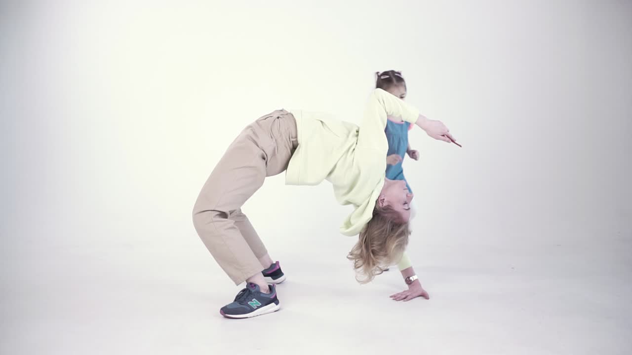 Ibu dan Anak Perempuan Melakukan Pose Yoga