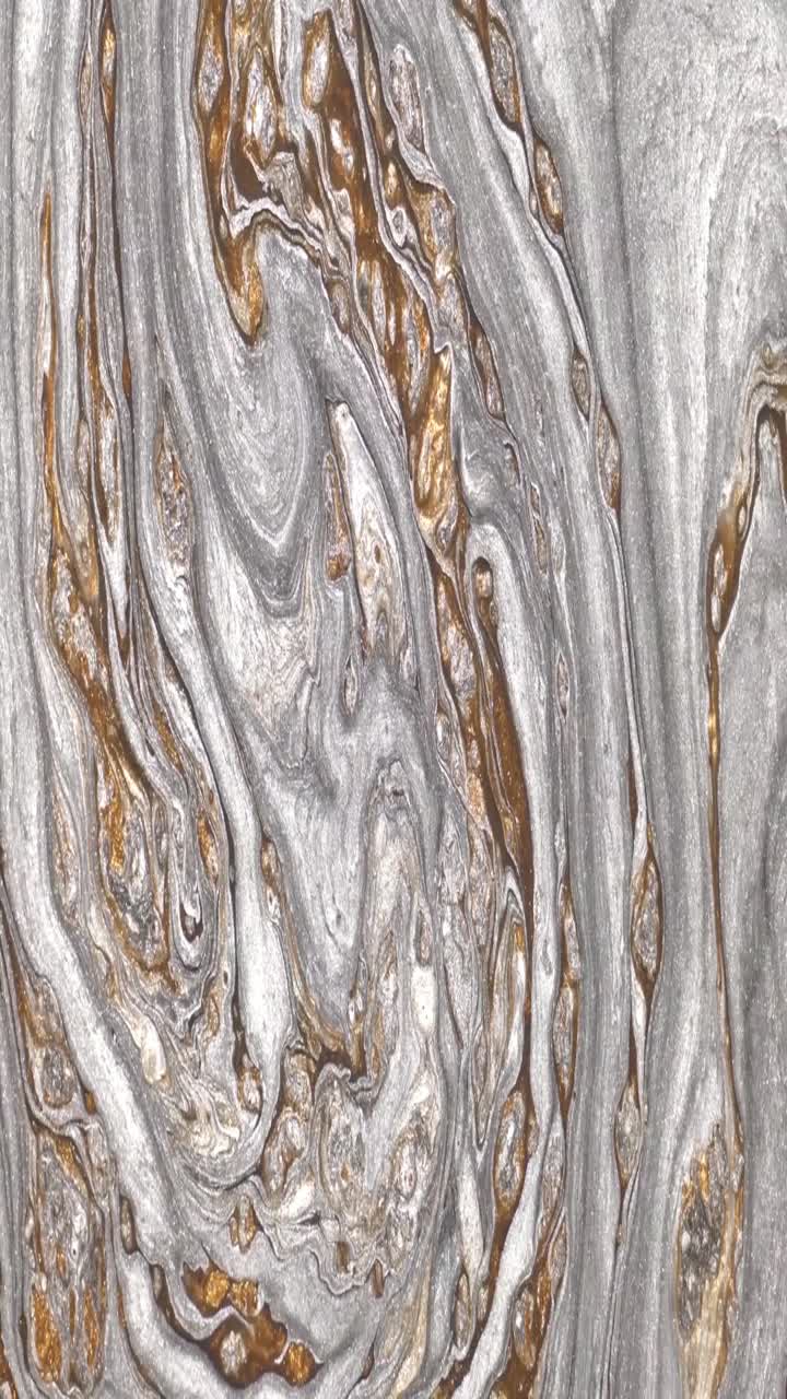 Faszinierender Hintergrund aus gold- und silberfarbener metallischer Fluid Art