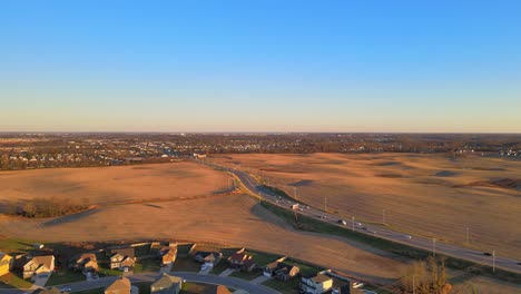 volando hacia hermosos campos de maíz estériles a las afueras de los suburbios en una hermosa mañana de invierno