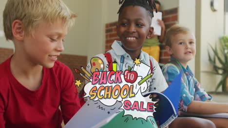 animación del texto de regreso a la escuela sobre niños escolares diversos y felices en la escuela
