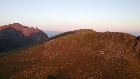 Schuss-Vom-Middagstinden-Gipfel,-Der-Bei-Sonnenaufgang-Eine-Wunderbare-Meereslandschaft-Enthüllt,-Norwegen