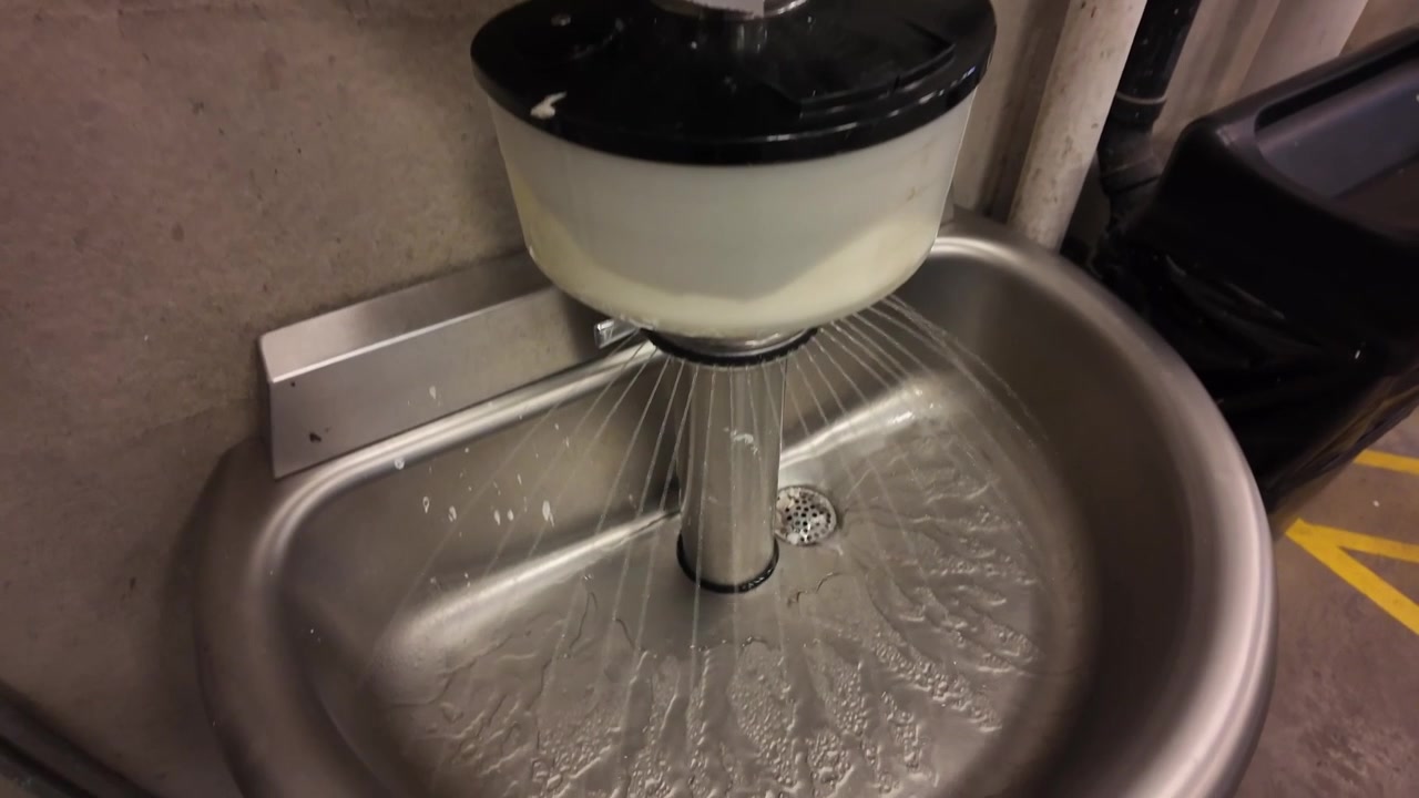 Lavabo-fontaine industriel avec eau courante dans un atelier ferroviaire