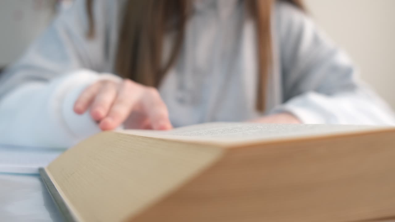 소설의 페이지를 돌리는 것