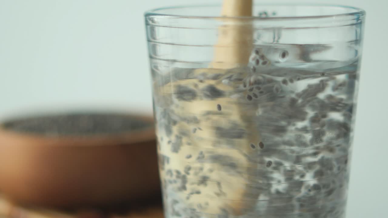 물 속의 치아 씨의 근접 사진