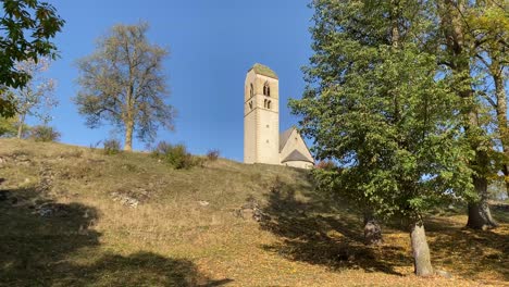 una iglesia en la ladera de la montaña en la zona rural de graz, austria