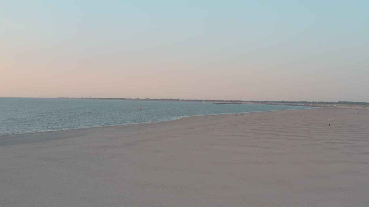 시네마틱 드론 - 25p 네덜란드 북해의 zeeland에서 버기키팅을 하는 관광객과 사람들과 함께 해질녘에 녹색과 모래가 있는 자연 해변의 공중 촬영