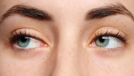mujer zoom ojos, visión y belleza con facial