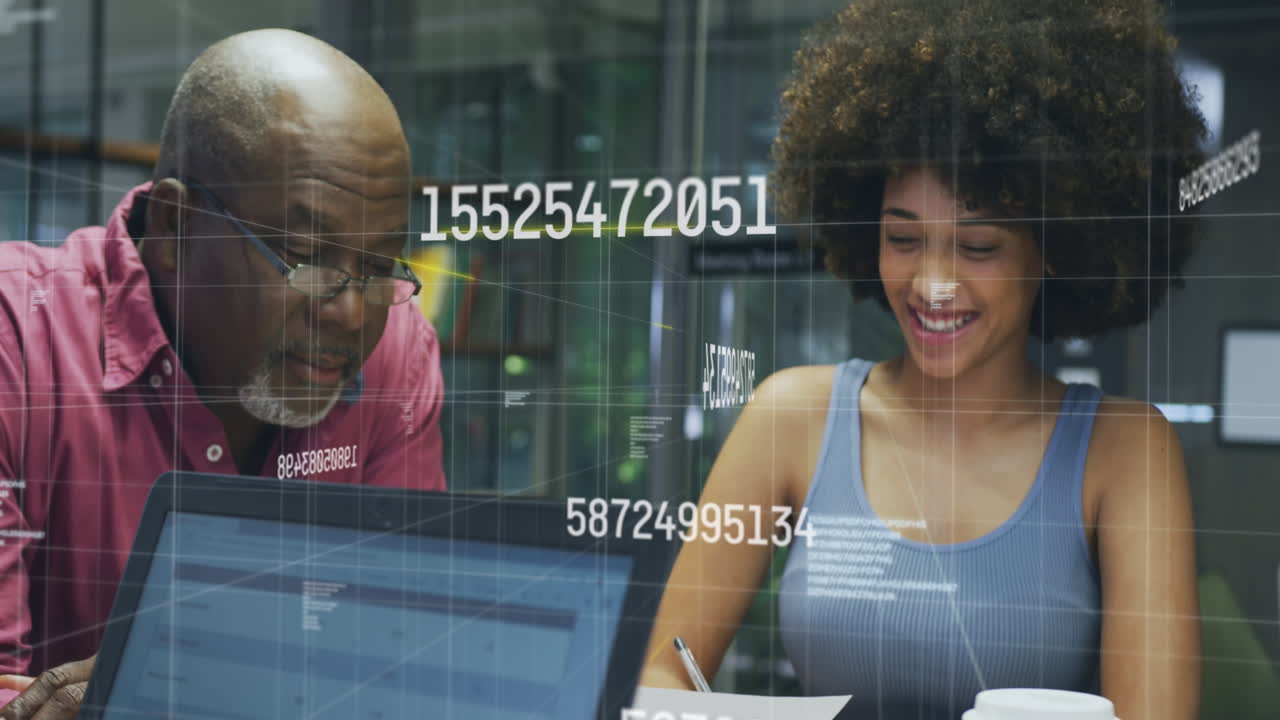 animazione dell'elaborazione dei dati finanziari su diversi uomini d'affari che discutono del lavoro in ufficio