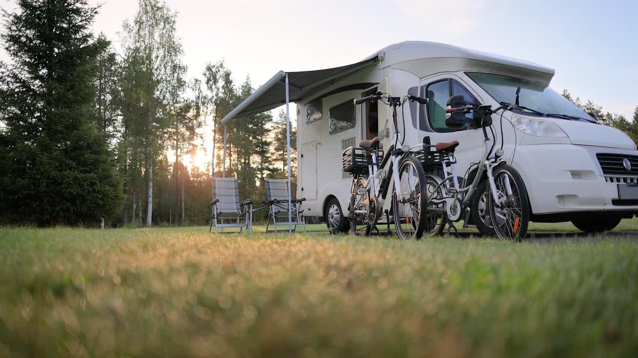 가족 휴가 여행 트럭, 휴가 여행 모터카, 카라반 자동차 휴가.