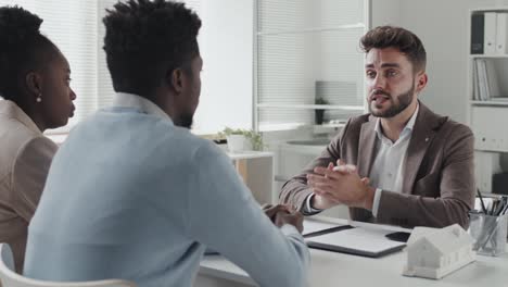 una pareja negra tomando consejos de un abogado.