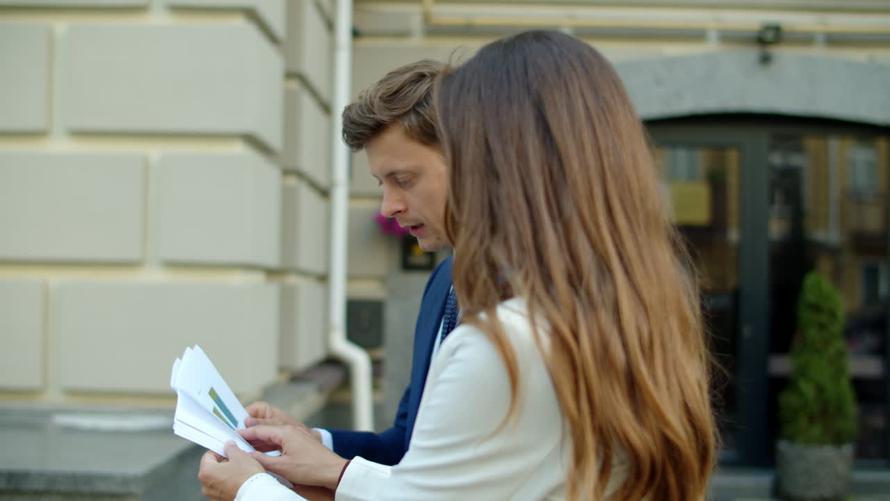 profesional decepcionado criticando documentos de negocios al aire libre