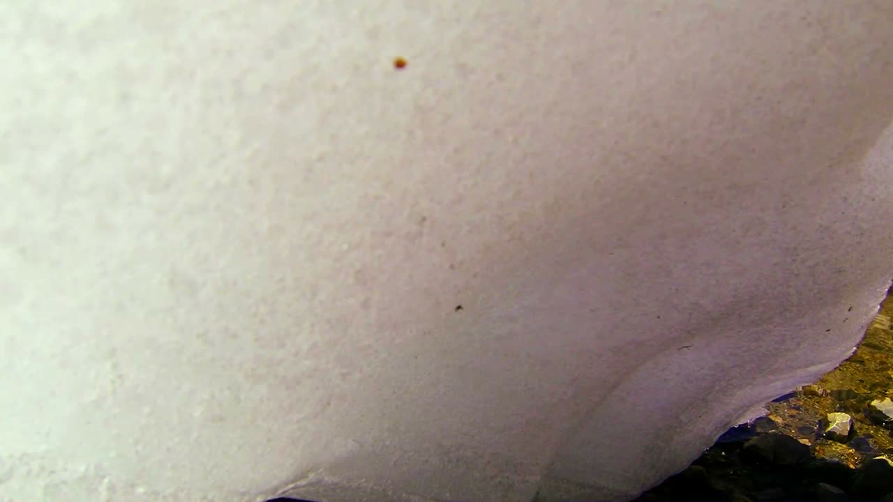 la cámara se mueve debajo de un glaciar para revelar un lago de montaña