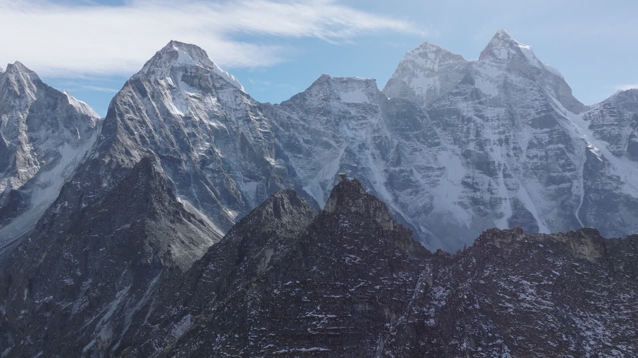 el dron captura el impresionante paisaje aéreo del campamento base del everest en nepal y las montañas masivas circundantes, mostrando una de las vistas más emocionantes y impresionantes de nepal.