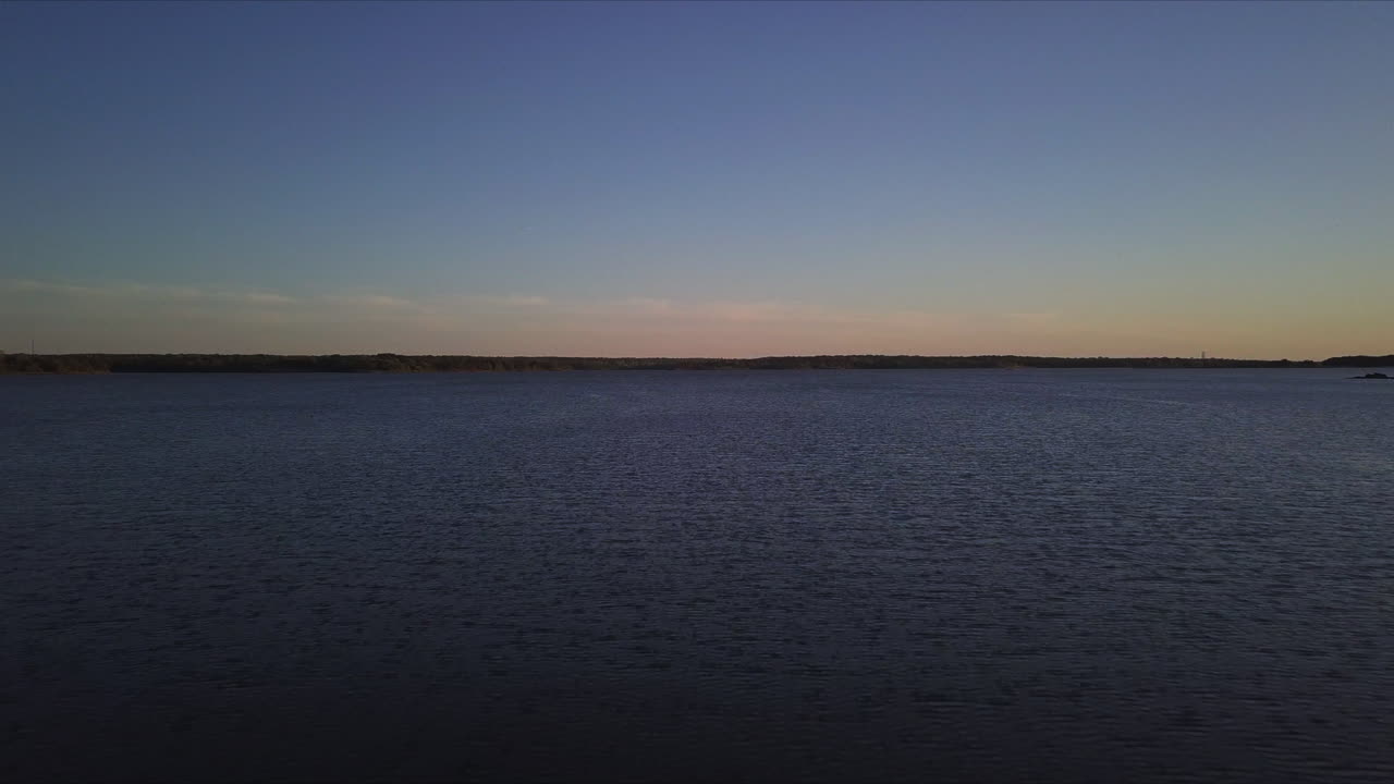 황혼에 아름다운 바다의 드론 샷