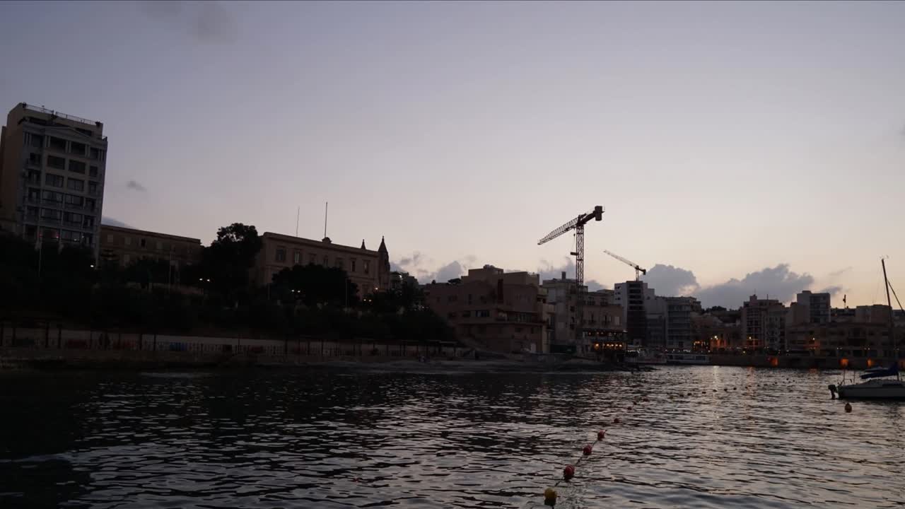 video de lapso de tiempo de malta, sliema, bahía de exiliados desde el atardecer hasta la noche
