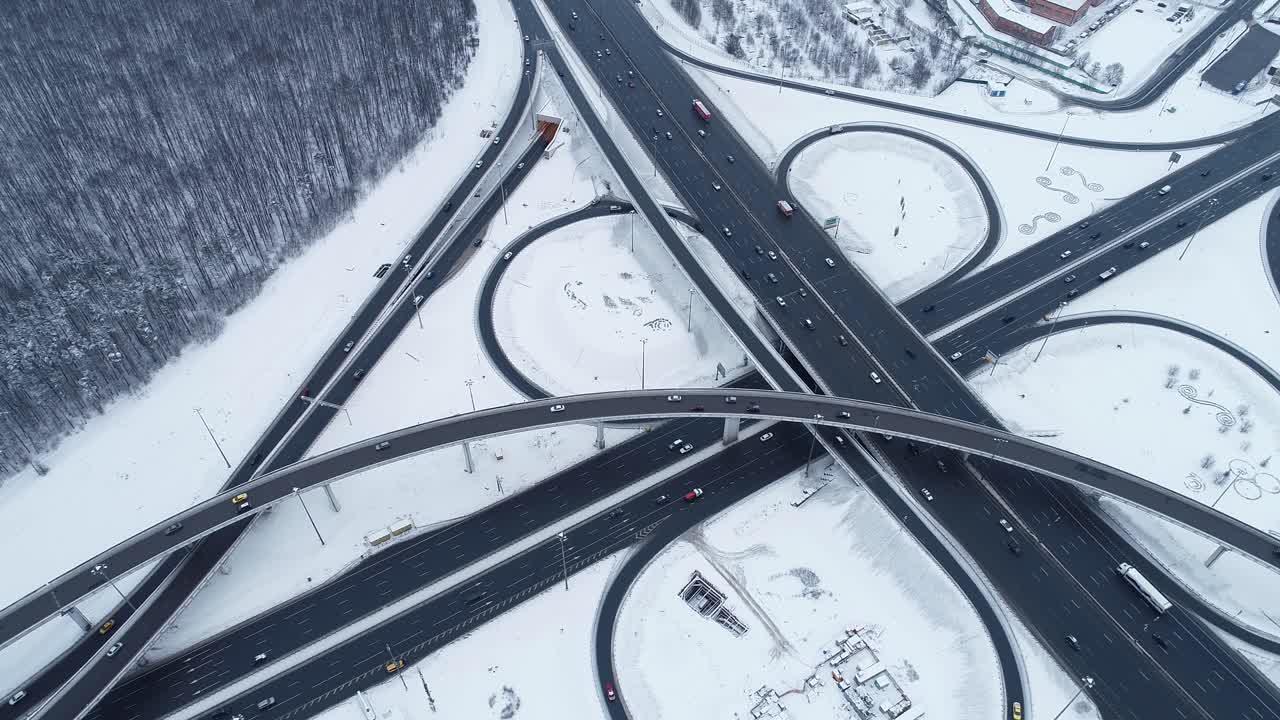 겨울에 눈 덮인 고속도로 교차로의 공중 전망.