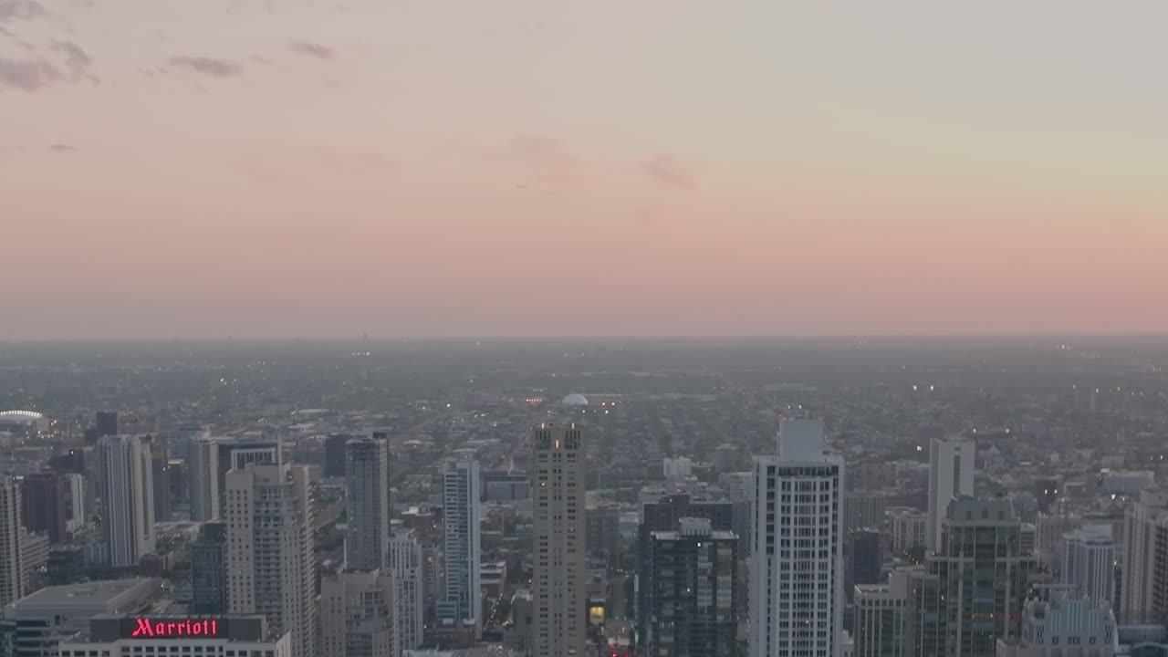 Horizonte de Chicago ao entardecer com prédios e o horizonte à vista
