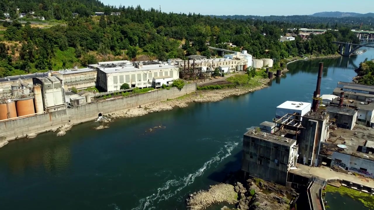 USA, OR, Oregon City, Willamette Falls, 2024-07-23 - Volo sopra i vecchi edifici alle cascate