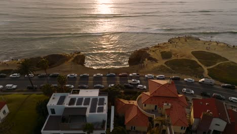 Observación-Del-Atardecer:-Punto-De-Pez-Espada-Y-Cueva-De-Los-Acantilados-Al-Atardecer-A-Lo-Largo-Del-Bulevar-En-San-Diego,-California