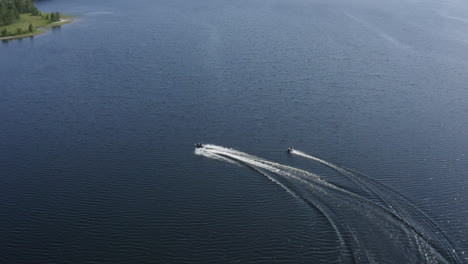 Vista-Aérea-De-Un-Paseo-En-Ringo-En-Un-Río-En-Suecia