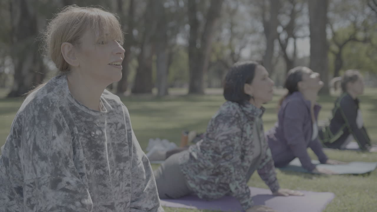 женщины практикуют йогу в парке