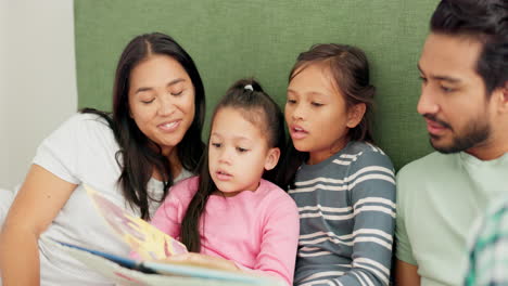 Familia,-Cama-Y-Lectura-De-Un-Libro-En-Casa