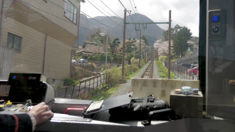 Ansicht-Des-Piloten-In-Einer-Kleinen-Bergbahn-In-Japan