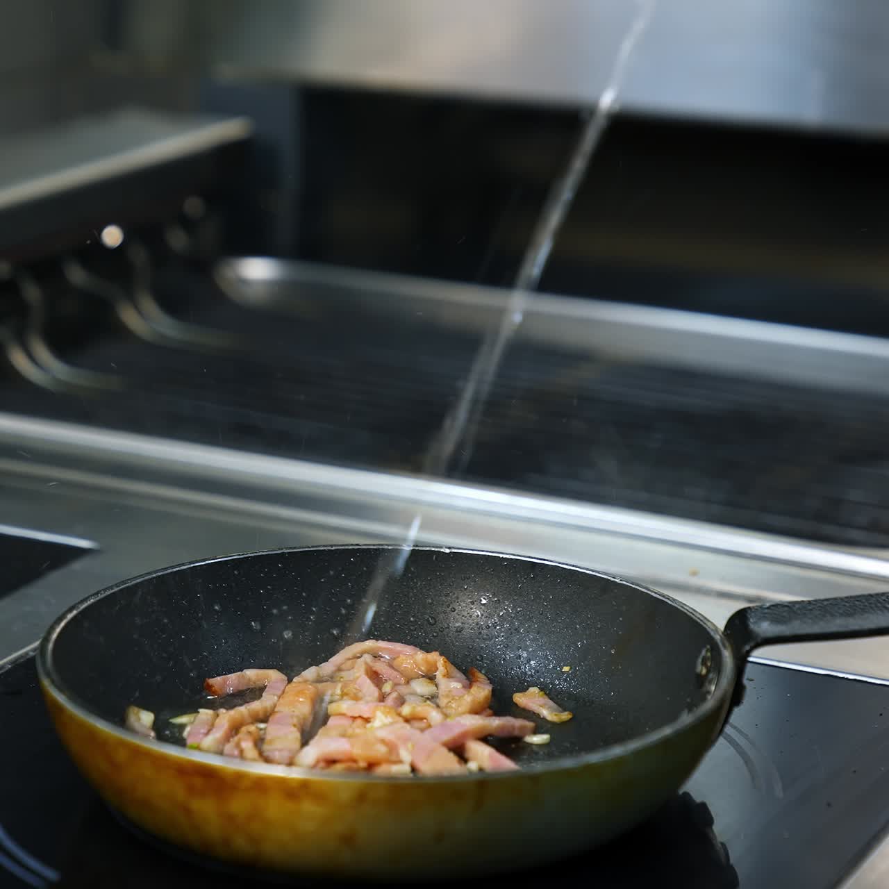 chef preparando comida en restaurante
