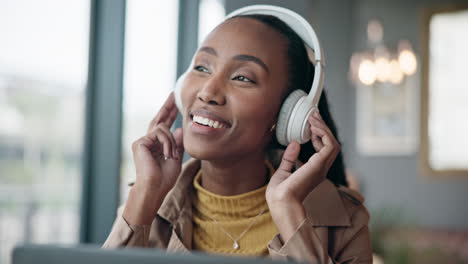 Café,-Computadora-Portátil-Y-Mujer-Negra-Con-Auriculares