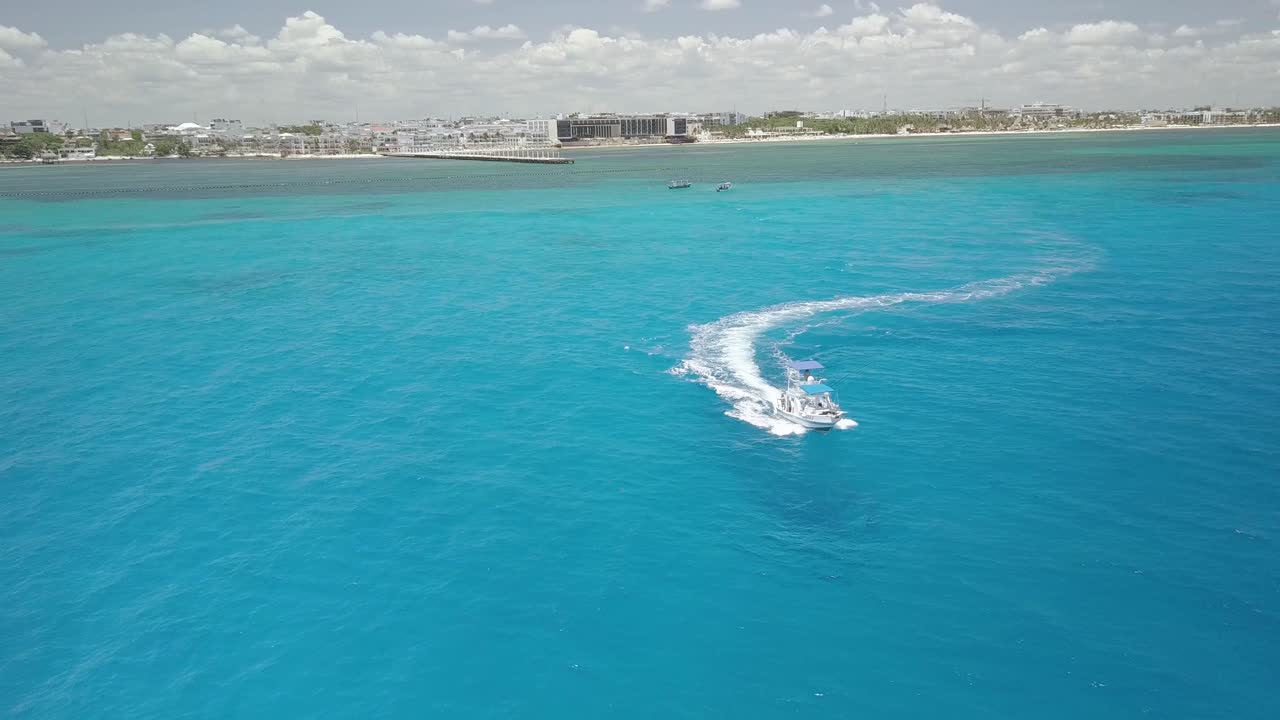 antena - barco de lujo a toda velocidad a través de aguas azules, cancún, méxico, tiro giratorio