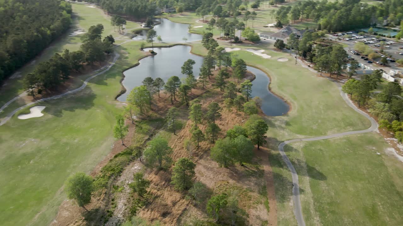 목련 그린 골프 코스 공중 궤도 위의 높은