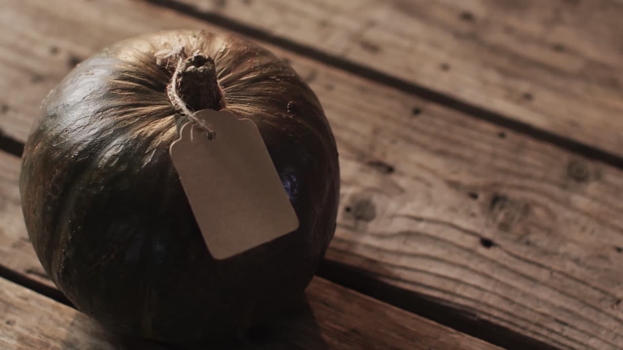 Video di una zucca di Halloween con etichetta e spazio per il testo su sfondo di legno