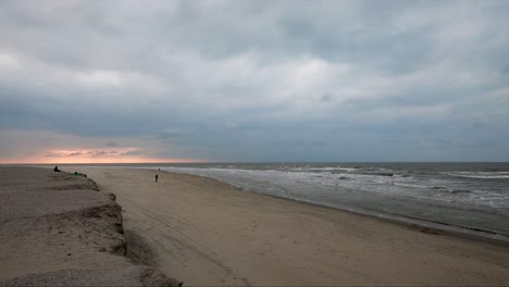 Puesta-De-Sol-En-Un-Día-Frío-En-La-Orilla-Del-Océano