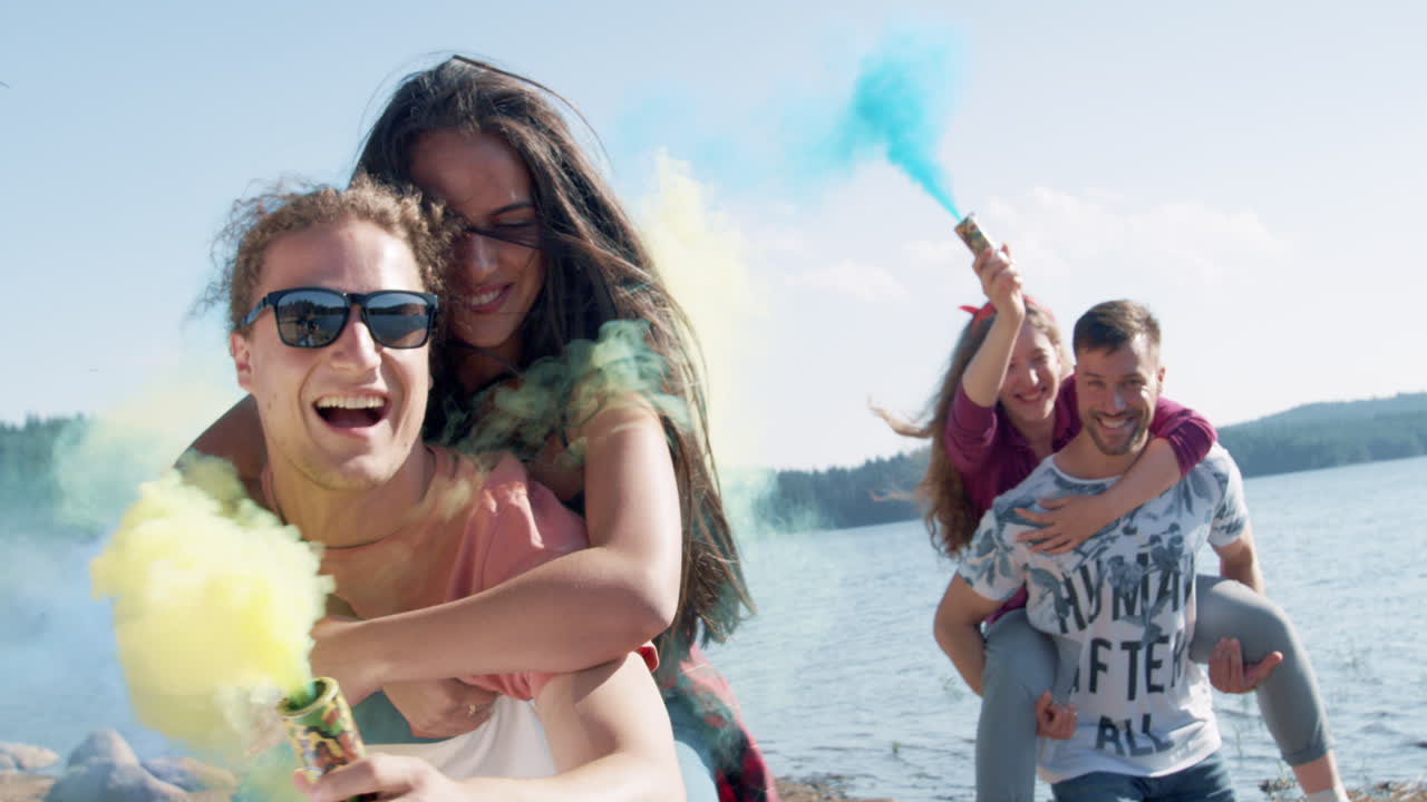 amigos montados a espaldas con coloridos