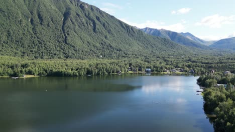 tomada de un avión no tripulado de un hermoso lago en alaska