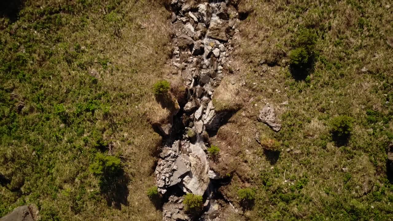 alejarse de un arroyo de montaña en los alpes suizos, con un dron mavic