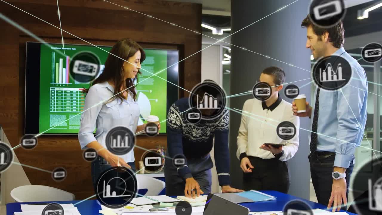 animación de una red de iconos digitales sobre diversos empresarios discutiendo un plan en la oficina