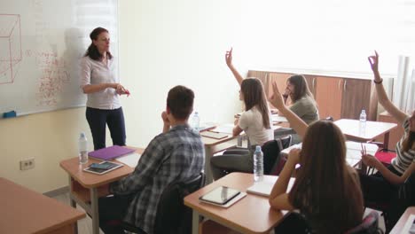 alumnos en clase en la escuela haciendo tareas matemáticas en la pizarra