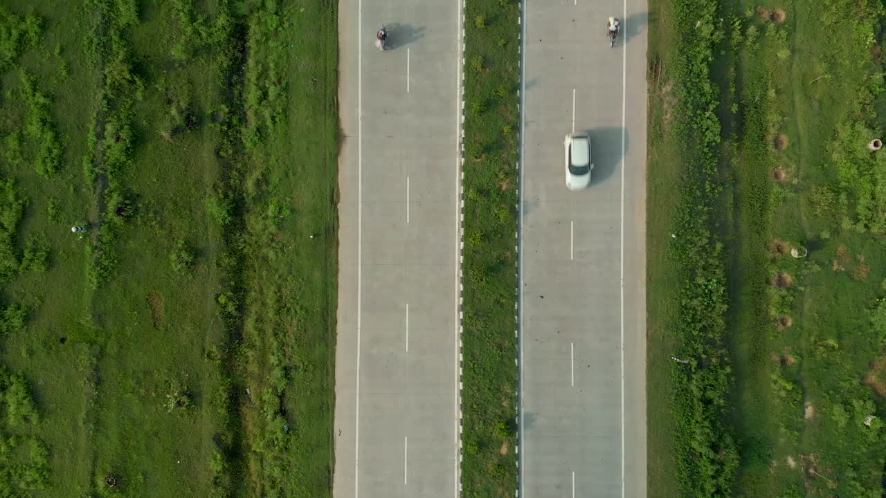 increíble vista de drones de la carretera vacía en la provincia de punjab, india