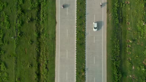increíble vista de drones de la carretera vacía en la provincia de punjab, india