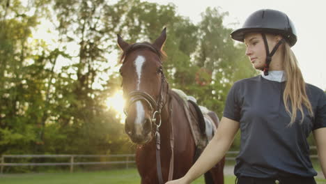 Es-Un-Día-Increíble-Con-Un-Hermoso-Caballo.-La-Mujer-Camina-Con-Su-Caballo-Marrón.-Estas-Son-Las-Mejores-Emociones-Y-Sentimientos-Tiernos.