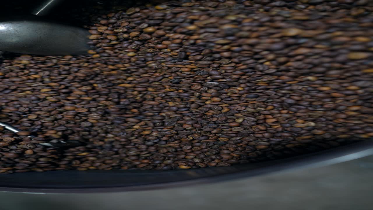 기 기계에서 커피 콩