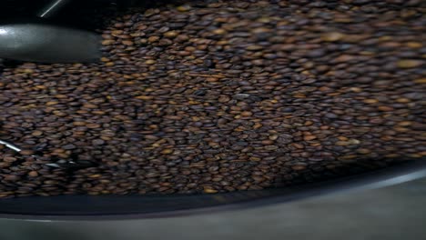 granos de café en la máquina de tostar